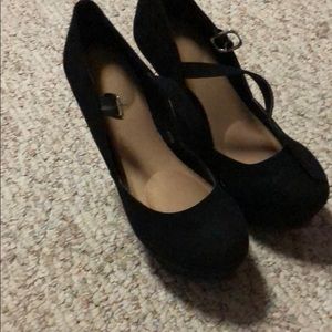 Black wedges